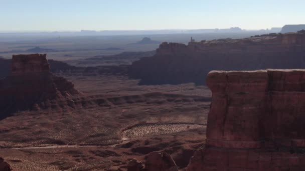 Monumento Vale Vale Dos Deuses Aerial Shot Canyon Orbit Telephoto — Vídeo de Stock