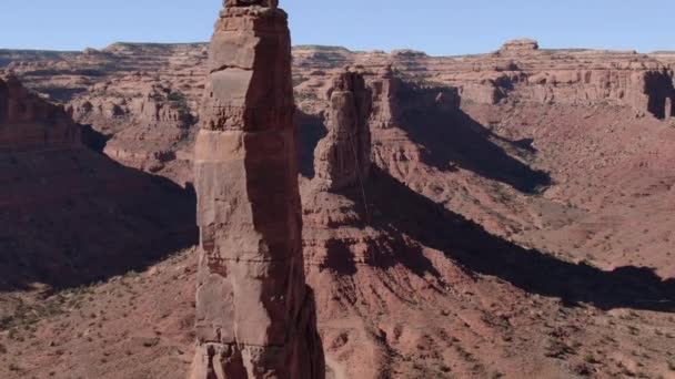 Valley Gods Towering Rock Formation Aerial Shot Back Reveal — Stock Video