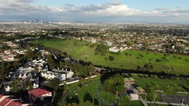 Los Angeles Park Baldwin Hills Sunset Aerial Shot Right — Stock video