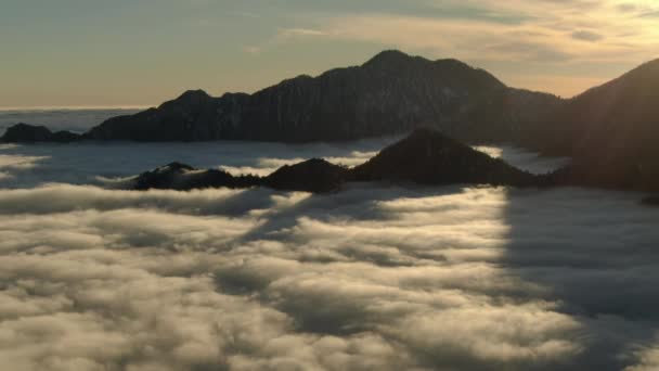 Coucher Soleil Céleste Dessus Mer Des Nuages Plan Aérien Retour — Video