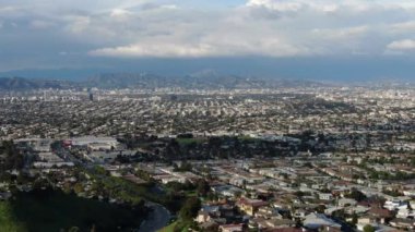 Hollywood 'un Los Angeles' a Baldwin Hills 'ten giriş görüntüsü.