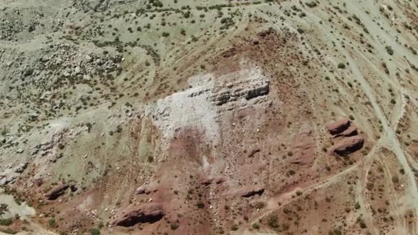 加利福尼亚峡谷莫哈韦沙漠五彩斑斓的岩石形成 — 图库视频影像