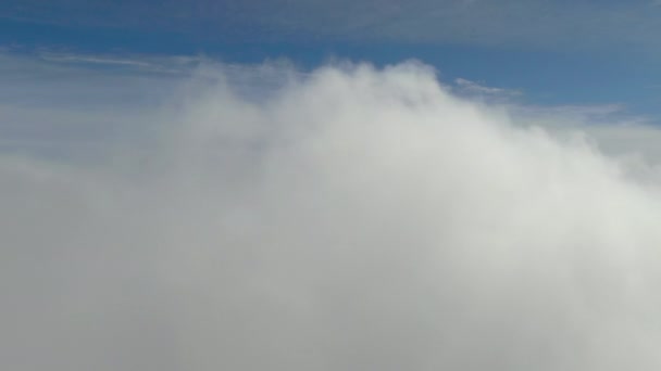 雲に飛び込む空中ショット — ストック動画