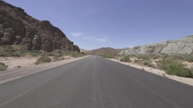 Mojave California 'daki Şablon Çöl Kanyonu Yolu Arka Manzara Rocky 5 Uçurumu