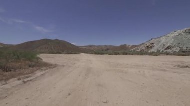 Mojave Çölünde Kum Çöl Yıkama Şablonu 4WD Kaliforniya Kir Yolu