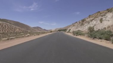Mojave Kaliforniya 'daki Şablon Çöl Kanyonu Yolu Önden Görünüm 1 Kaliforniya Su Eğitimi