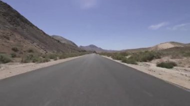 Mojave Kaliforniya 'daki Şablon Çöl Kanyonu Yolu Arka Görünüm Sürati Hızı