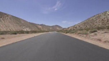Mojave California 'daki Şablon Çöl Kanyonu Yolu Ön Görünüm Hızı