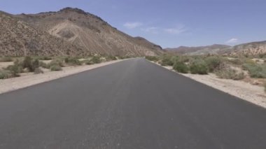 Mojave California Arka Görünümü 'ndeki Şablon Çöl Kanyonu Yolu