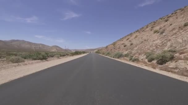 在莫哈韦的坦板沙漠路上驾驶加州前景1号水渠 — 图库视频影像