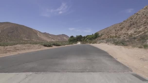 Plantilla Conducción Desert Canyon Road Mojave California Vista Trasera Acueducto — Vídeo de stock