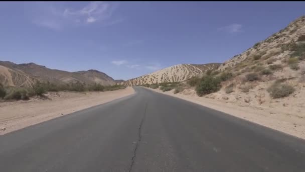 Modelo Condução Desert Canyon Road Mojave California Visão Traseira Duna — Vídeo de Stock