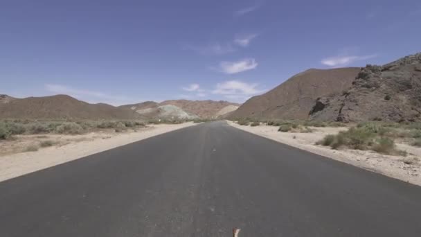 運転テンプレート 砂漠のキャニオンロードIn Mojave California Front View Camper — ストック動画