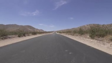 Mojave California Arka Görünümü 'nde Şablon Çöl Yolu Sürülüyor