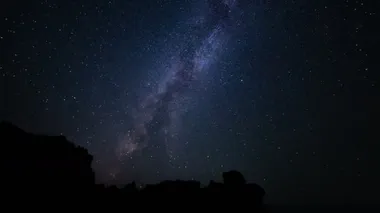 Perseid Meteor Sağanağı Volkanik Kayaların Üzerinde Samanyolu Sierra Nevada Dağları Kaliforniya