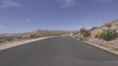 Mojave Kaliforniya 'da Şablon Çöl Yolu Önden Görünüm Hızı