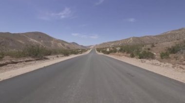 Mojave California Arka Görünümü 'ndeki Şablon Çöl Yolu Sürülüyor