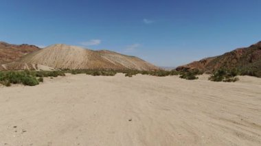 Mojave California Wash 'teki Sandy Desert Dirt Yolu 4WD' den Sürücü Şablonu