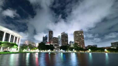 Los Angeles Şehir Merkezi Skyline Su Hızı Üzerine Yansıdı