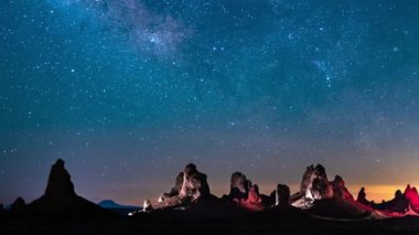 Samanyolu Galaksisi Güneydoğu Gökyüzü 50 mm Akvaryumlar Meteor Yağmuru 2019 Trona Zirveleri Kaliforniya Kaya Spire