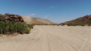 Mojave California Rocks 'taki Sandy Desert Dirt Yolu 4WD' den Sürücü Şablonu
