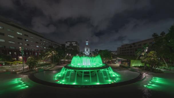 Los Angeles Grand Park Wasserfontäne Beleuchtung Und Rathaus Zeitraffer Weitwinkel — Stockvideo