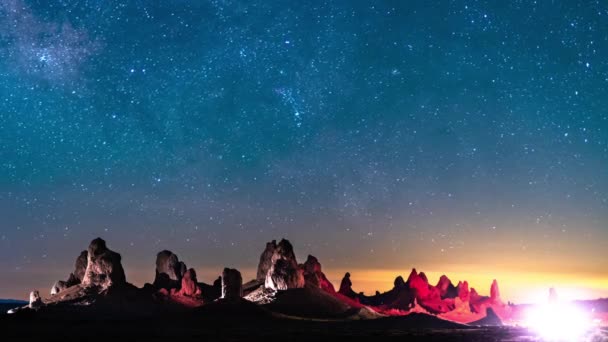 天の川銀河東南空50Mm水星流星群2019 Trona Pinnacle California Rock Spire — ストック動画