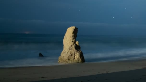 Perseid Meteor Shower Milky Way California Coastline Malibu Rock Formation — 图库视频影像