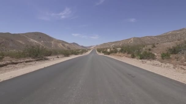 モハベの運転テンプレート砂漠の道カリフォルニアリアビュー4 — ストック動画