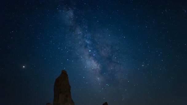 英仙座流星雨银河越过尖峰岩石形成加利福尼亚日落至夜空塔 — 图库视频影像