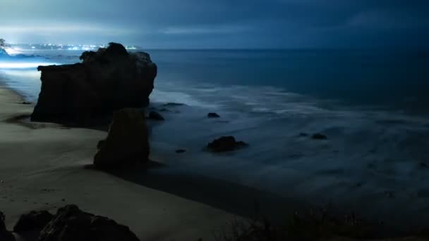 マリブカリフォルニア海岸線と夜空の星のタイムラプスパン右 — ストック動画