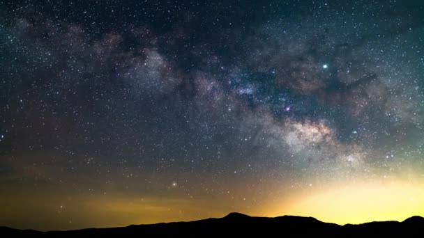 银河水族馆流星雨2019年时间从高山山脊上掠过东南天空 — 图库视频影像
