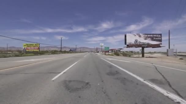 Πρότυπο Οδήγησης Mojave Καλιφόρνια Ηπα Front View Highway Και Train — Αρχείο Βίντεο
