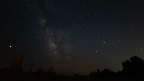 Trona Pinnacles Perseid Meteor Shower Milky Way Rock Formation California — стоковое видео
