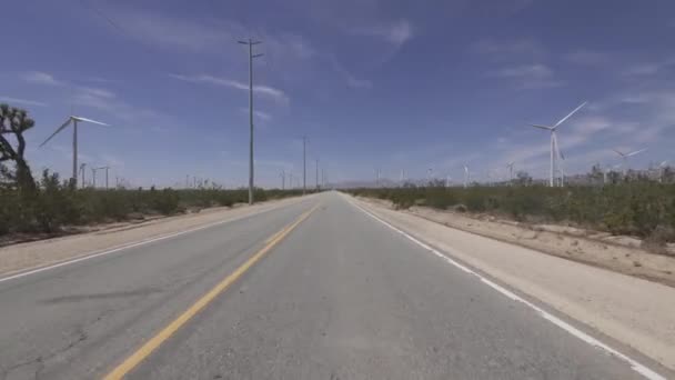 Πρότυπο Οδήγησης Wind Power Farm Mojave Καλιφόρνια Ηπα Front View — Αρχείο Βίντεο