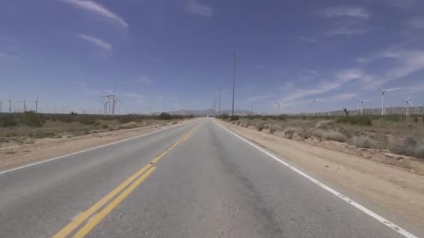 Fahrvorlage Windkraftanlage Mojave California Usa Frontansicht — Stockvideo