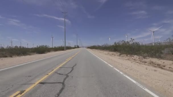 Πρότυπο Οδήγησης Wind Power Farm Mojave Καλιφόρνια Ηπα Front View — Αρχείο Βίντεο