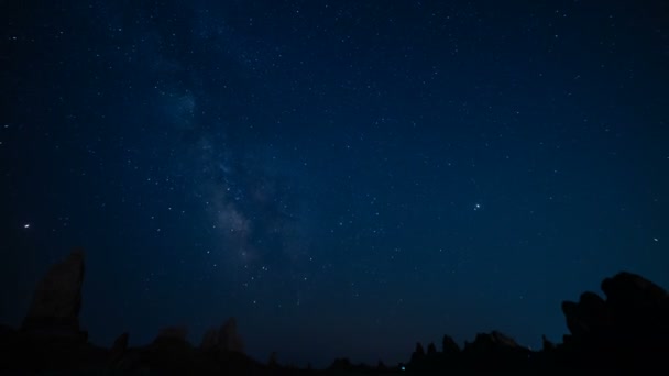 英仙座流星雨漫漫银河越过尖峰岩石形成加利福尼亚夕阳西下 — 图库视频影像