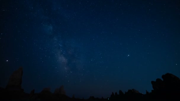 Perseid Meteor Душ Чумацький Шлях Над Trona Pinnacles Формування Каменів — стокове відео