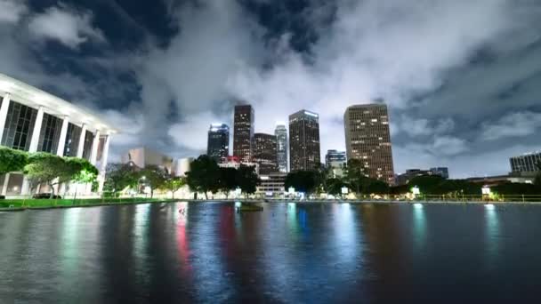 Los Angeles Downtown Skyline Weerspiegeld Het Water Tijd Lapse Tilt — Stockvideo