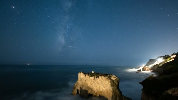 Perseid Meteoro Chuveiro Láctea Sobre Arco Rock Formação Malibu Inclinar — Vídeo de Stock