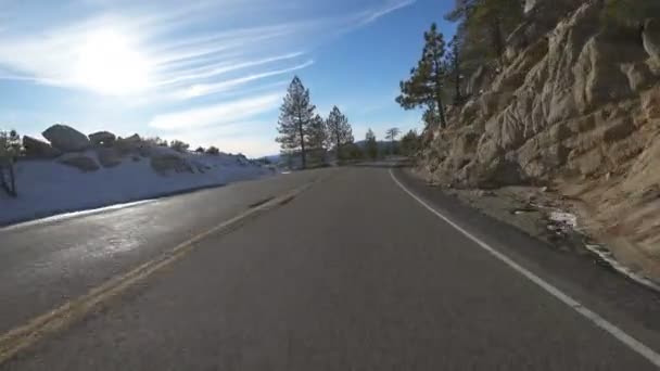 Inverno Snow Mountain Highway Piastra Guida Vista Frontale California Usa — Video Stock