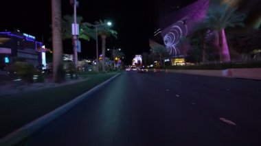 Las Vegas Bulvarı Strip Platosu 14. gece Harmon Bulvarı Nevada ABD 'de güneye gidiyor.