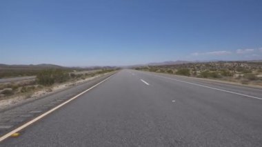 Çöl Yolu Joshua Ağacı Sürücü Şablonu Ön Manzara 1 Kaliforniya ABD