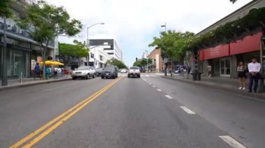 Santa Monica Bulvarı, Doğu 2 numara, 4. Cadde, Kaliforniya plakalı.