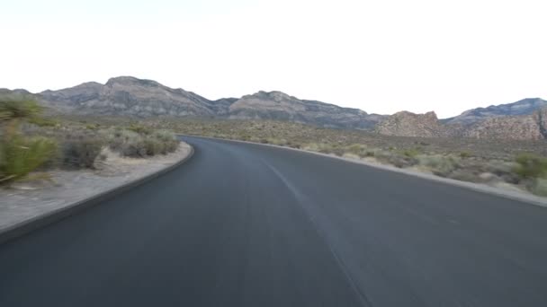 Οδήγηση Πλάκα Nevada Desert Winding Road Στο Sunset Πίσω Προβολή — Αρχείο Βίντεο