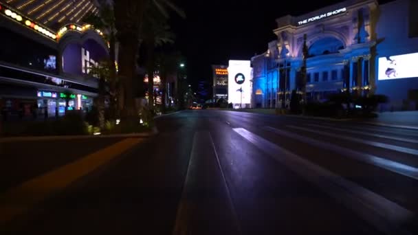 拉斯维加斯大道在美国内华达州凯撒宫11号晚上开车南行 — 图库视频影像