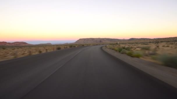 Driving Plate Nevada Desert Highway Mit Joshua Trees Sunset Nevada — Stockvideo