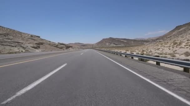 沙漠公路峡谷驾驶模版前景2加州美国 — 图库视频影像