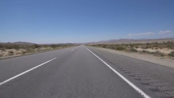Zamanaşımlı Çöl Otoyolu Kanyon Şablonu Önden Görünüm Kaliforniya Abd — Stok video